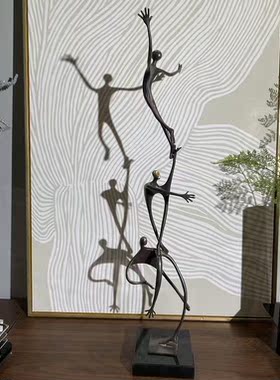 简约现代轻奢艺术铁人舞者金属摆件样板房售楼处玄关书房软装饰品