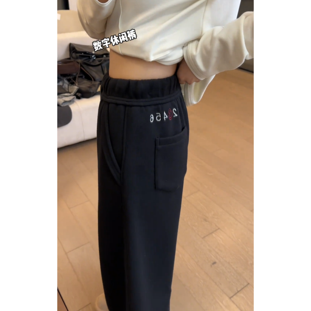 景倩妮灰色数字刺绣休闲裤2024年冬季新款加绒高腰显瘦宽松弯刀裤,淘宝优惠券,粉丝福利购,淘宝优惠卷