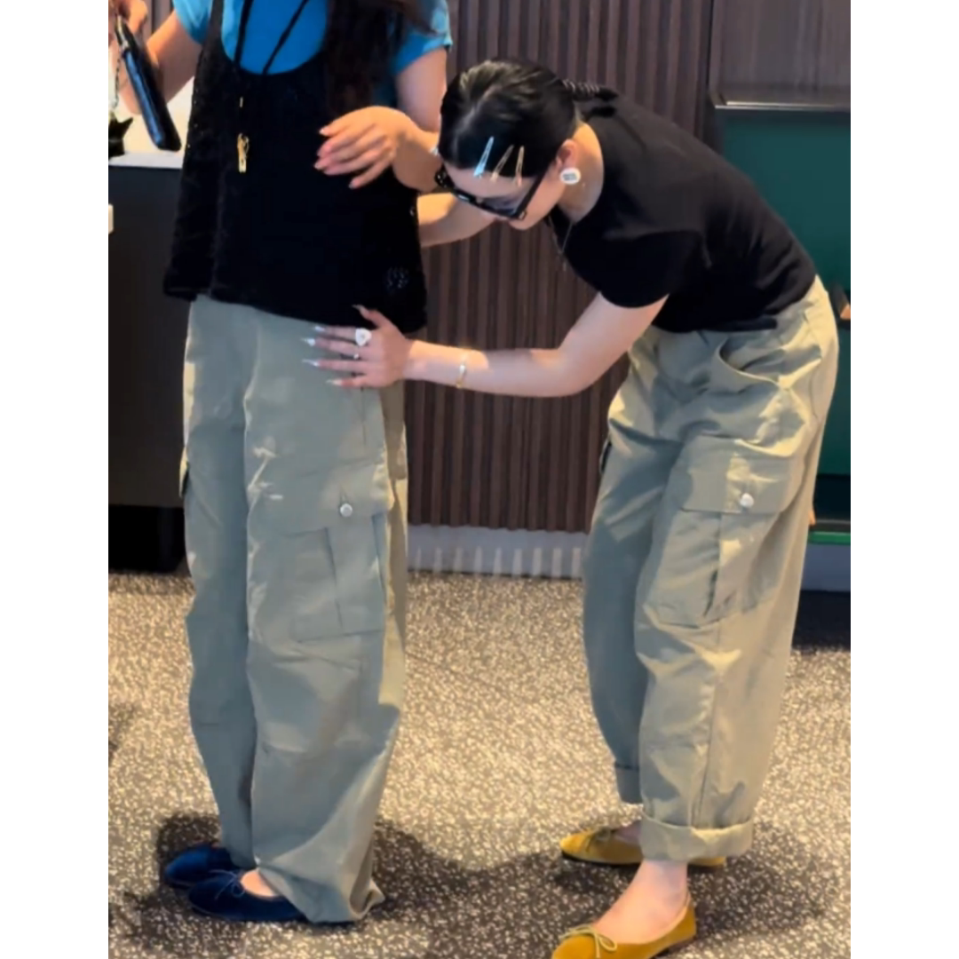 Multi-pocket cargo casual pants are popular this year