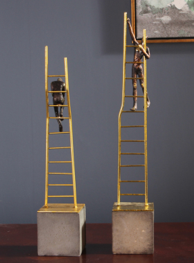 攀登者创意人物雕塑思考者书柜