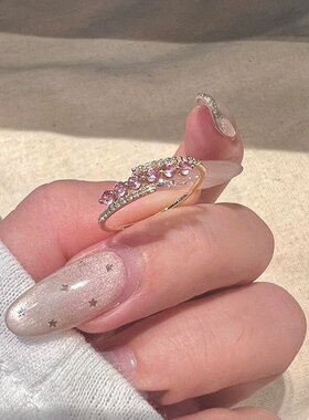 甜美交叉樱花粉满钻戒指