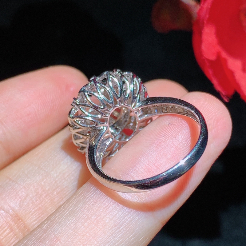 冰阳绿满色蛋面翡翠戒指 18k白金独特造型镶嵌南非钻石女士色均匀 - 图2