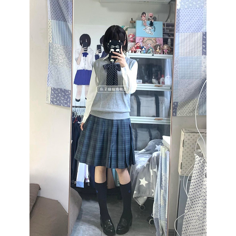学院风海苔爆款百褶格裙套装制服通勤基础款V领针织毛衣背心叠穿 - 图2