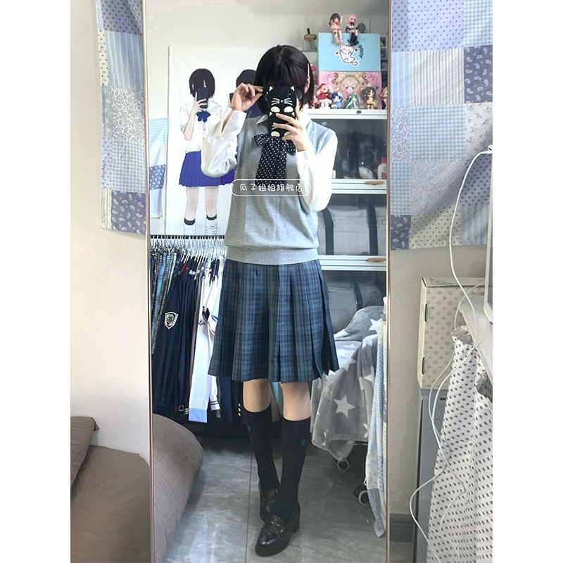 学院风海苔爆款百褶格裙套装制服通勤基础款V领针织毛衣背心叠穿 - 图3