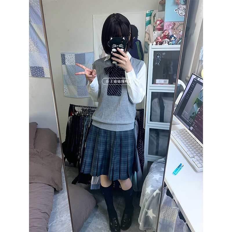 学院风海苔爆款百褶格裙套装制服通勤基础款V领针织毛衣背心叠穿 - 图1