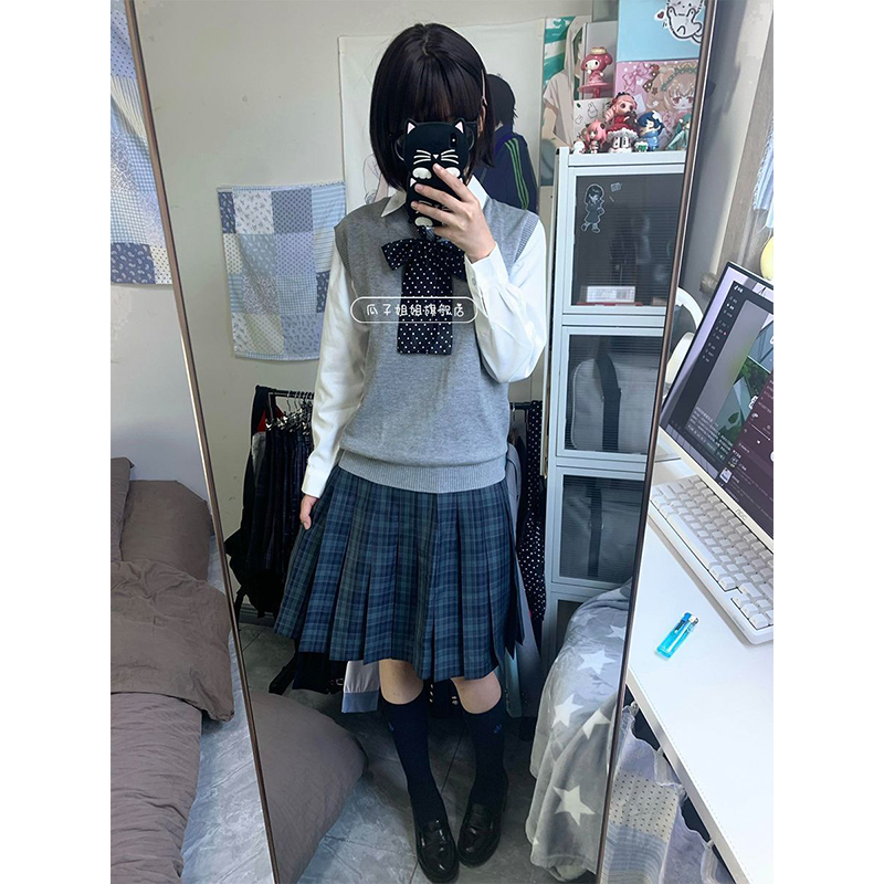 学院风海苔爆款百褶格裙套装制服通勤基础款V领针织毛衣背心叠穿 - 图0