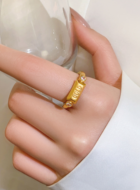 金色字母锆石素圈戒指小众设计