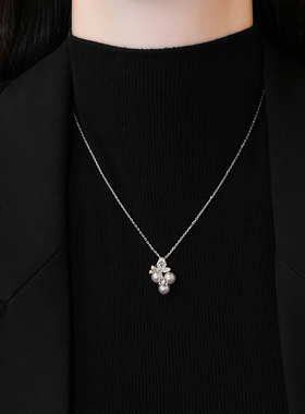 银色花朵珍珠吊坠项链高级感配饰