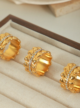 ins风欧美宽版钛钢镀18k金戒指个性轻奢两侧爱心镶锆石戒指饰品女