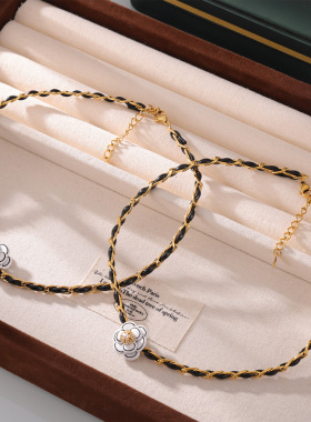 法式轻奢黑色编织皮绳钛钢项链百搭小众山茶花造型镶钻颈链女