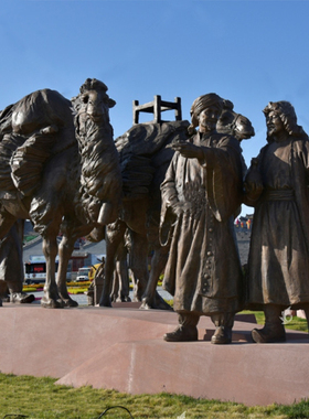 玻璃钢仿铜儿童抬茶壶人物 户外景观摆放铸铜茶文化童趣人物雕像