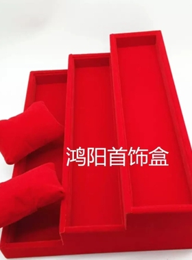 红色绒布吊坠黄金摆放手镯项链