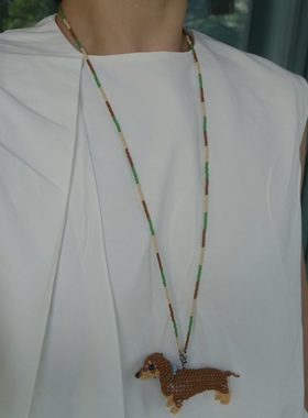 遛狗去啦。可爱腊肠狗立体米珠吊坠棕绿撞色长款项链时髦松弛个性