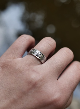 闪耀碎碎冰。通体S925纯银鳞片设计宽戒指开口可调节时髦清冷个性