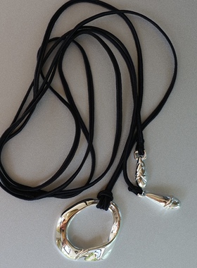 明亮光圈。闪亮银色椭圆环吊坠黑绳打结超长项链秋冬毛衣松弛时髦