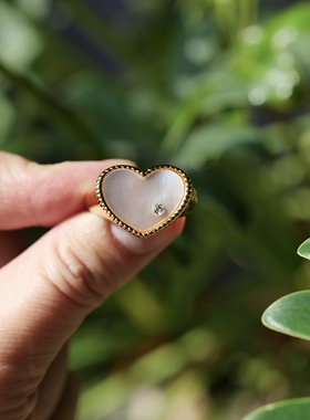 明亮的心。天然白母贝壳爱心造型锆石金色戒指环时髦个性小众设计