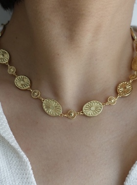 双重优雅。天然彩光母贝椭圆金色花朵搭配项链高级感时髦优雅气质