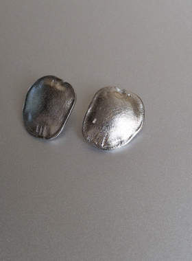 【清仓特价】银色肌理感不规则圆片耳钉925银针时髦简约孤品