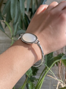 温柔力量。白黑玛瑙温润镶嵌银色可打开设计手镯精致法式高级时髦
