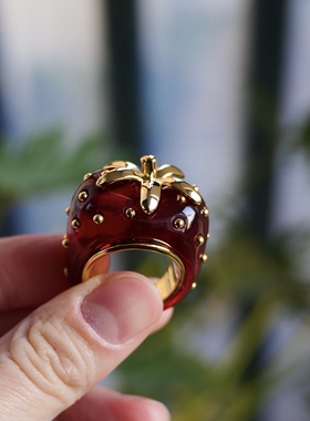 一颗大草莓。剔透红色水果金色豆点立体戒指小众设计高级精致时髦
