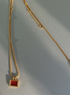 眼前一亮。高级金红配色方形吊坠细项链时髦简约百搭个性实用款