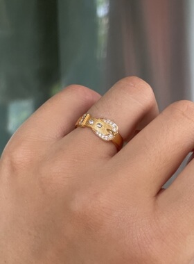 环环相扣。S925纯银镀金意大利拉丝工艺闪亮锆石皮带扣马蹄戒指环