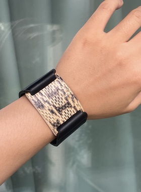 【清仓特价】高级仿皮质感棕黑色蛇纹宽手环复古风格可调设计时髦