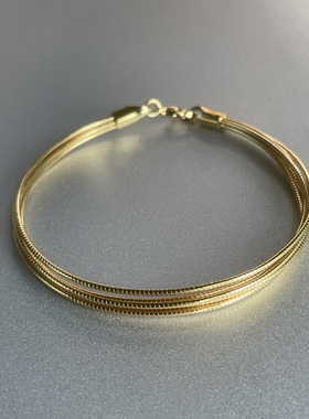 金色时光。多层设计圆形蛇骨链线条简约手链叠戴时髦高级百搭个性