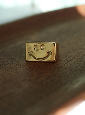 保持微笑。金色立体方砖笑脸图案简约戒指环开口设计简约时髦小众