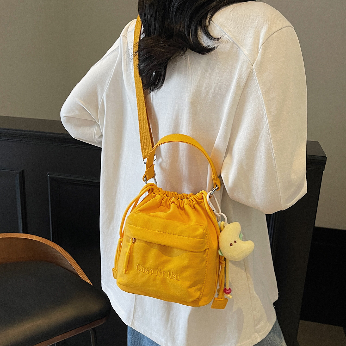 高级感手提小布包女轻便抽绳水桶包 2025新款简约通勤斜挎手机包,淘宝优惠券,粉丝福利购,淘宝优惠卷