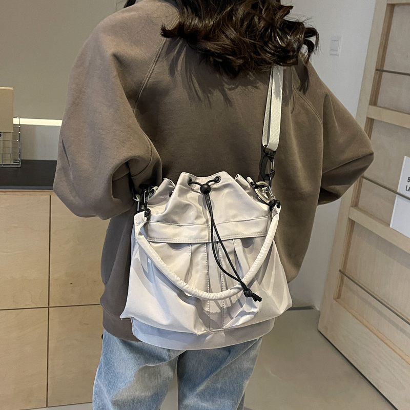 抽绳水桶包女2024新款时尚高级感单肩布包上班族运动风通勤斜挎包 - 图1