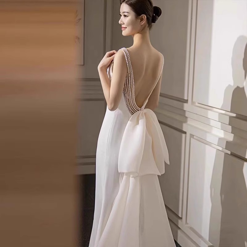 珍珠吊带露背迎宾晚礼服裙2023新款小拖尾法式缎面轻婚纱新娘简约