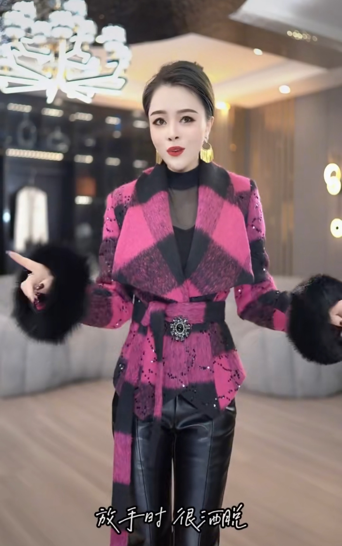 高端气质大翻领长袖外套女2023秋冬新款收腰格子毛呢外套微喇皮裤,淘宝优惠券,粉丝福利购,淘宝优惠卷