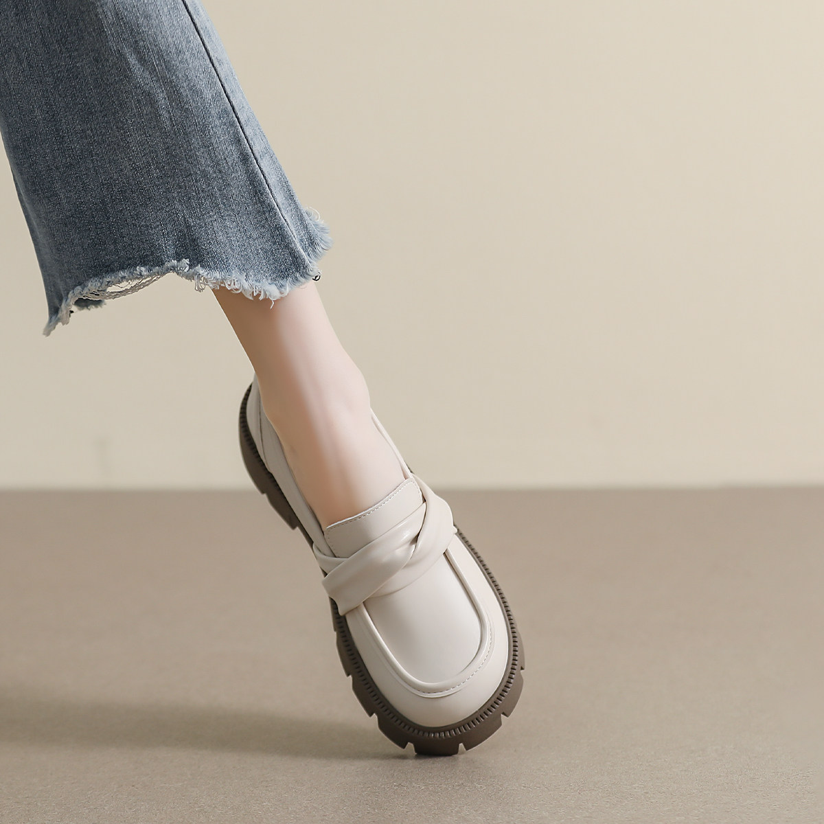 厚底白色小皮鞋女春季2026新款百搭单鞋英伦乐福鞋大码女鞋41到43,淘宝优惠券,粉丝福利购,淘宝优惠卷