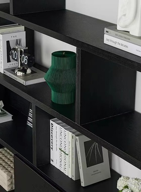 简约现代样板间书柜搭配饰品摆件