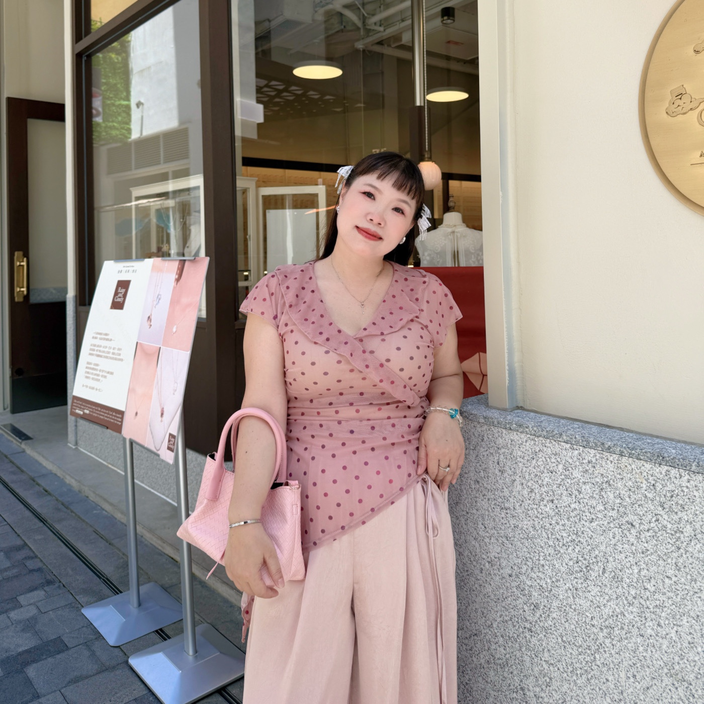 精灵家微胖2025大码女装荷叶边V领不规则上衣透视波点设计感上衣 - 图3