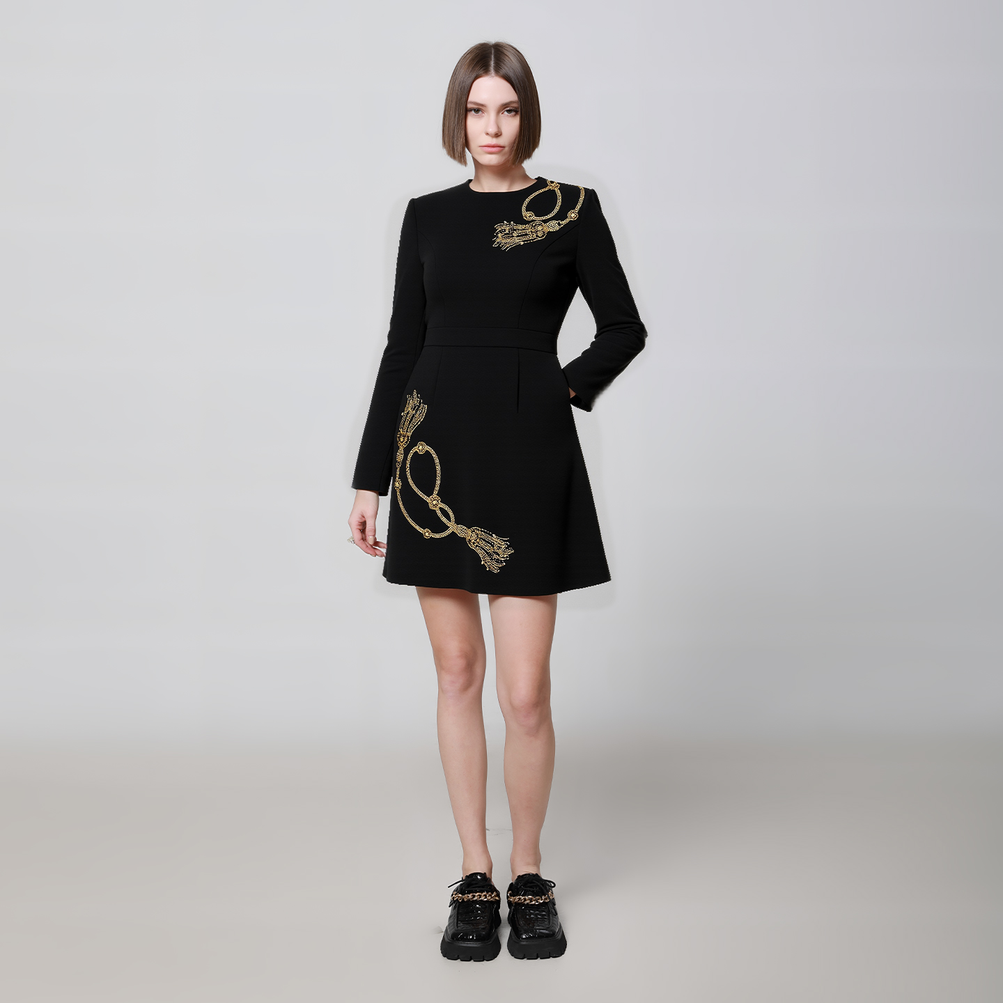 kodice秋冬新款黑色钉钻刺绣圆领长袖收腰连衣裙子A摆短裙时尚女 - 图0