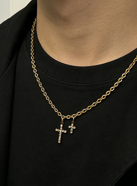 美式金色双子镶钻十字架吊坠男生项链轻奢高级感街头嘻哈钛钢潮牌