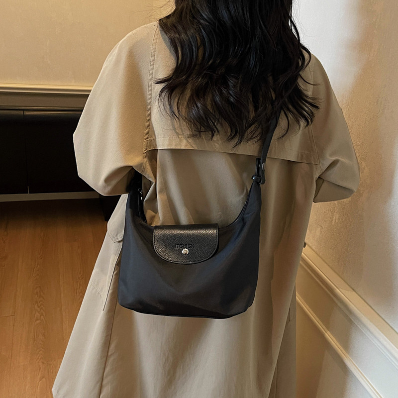 2025新款潮时尚尼龙布包女士单肩斜挎包百搭休闲轻便大容量手提包,淘宝优惠券,粉丝福利购,淘宝优惠卷