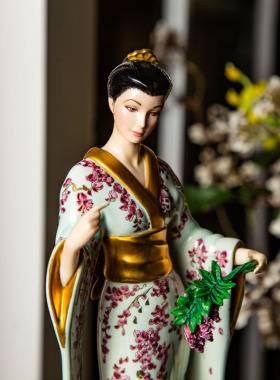 紫藤花公主陶瓷欧式风中古摆件