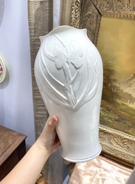 爱尔兰伯力克浮雕牙色瓷大花瓶29厘米