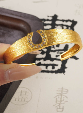 轻奢风镶钻拉丝马蹄手镯潮流越南沙金镯子仿金久不掉色手饰品厂家