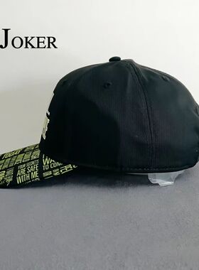Joker严选圣诞老人葛林奇棒球帽黑色帽身搭配黄色刺绣时尚百搭