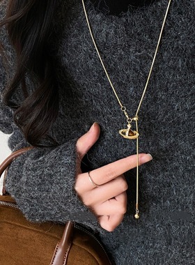 2025新款珍珠土星吊坠项链高级感抽拉可调节钛钢毛衣链配饰女长款