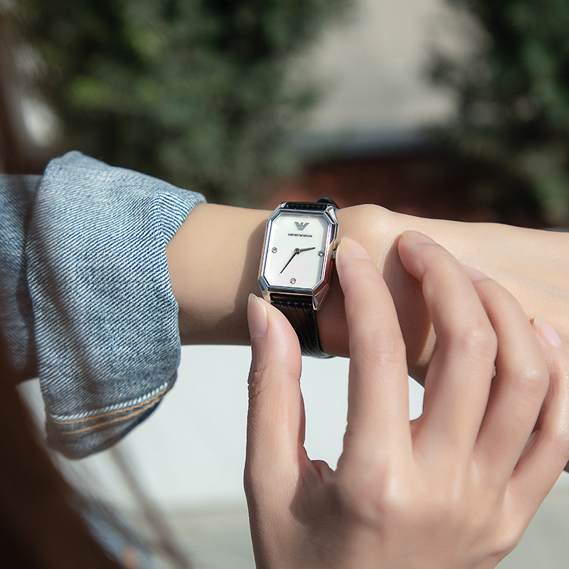 Self-operated Armani watch women's retro simple temperament