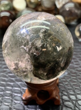 天然绿幽灵水晶球摆件直径51毫米带有矿坑