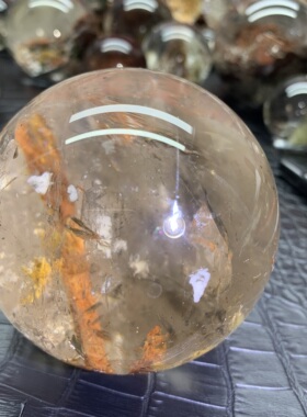 天然水晶包裹碧玺柱子方解石共生矿水晶球摆件直径74.2毫米
