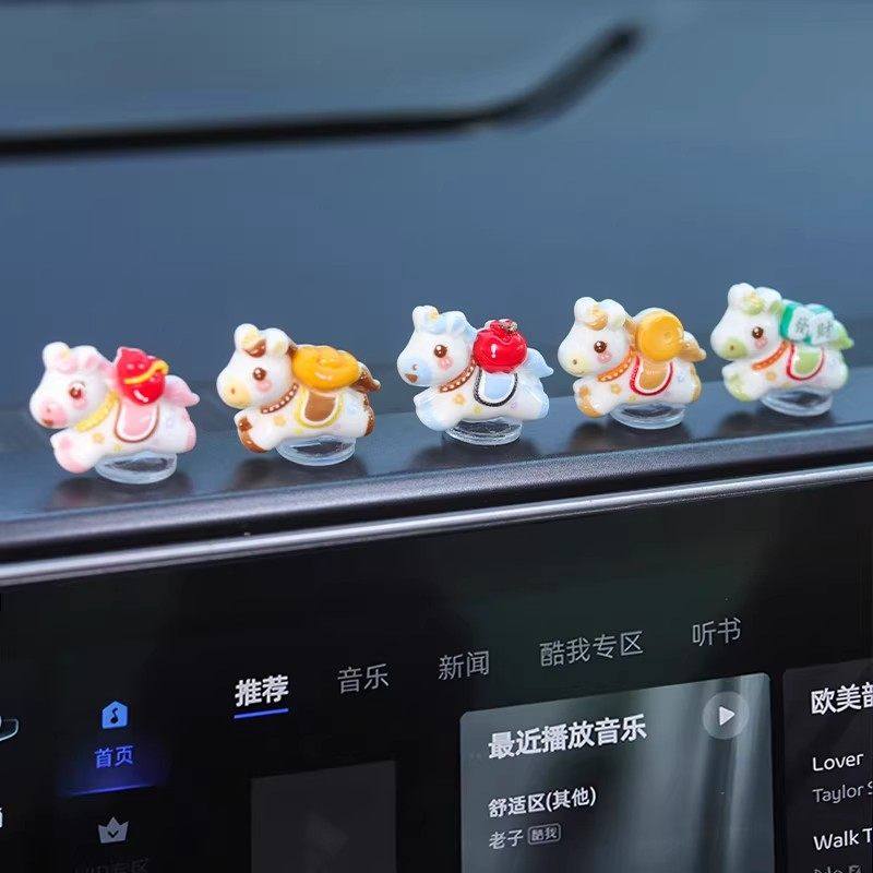 2026新款车载马上有钱小摆件发财暴富小马汽车内中控台装饰品,淘宝优惠券,粉丝福利购,淘宝优惠卷