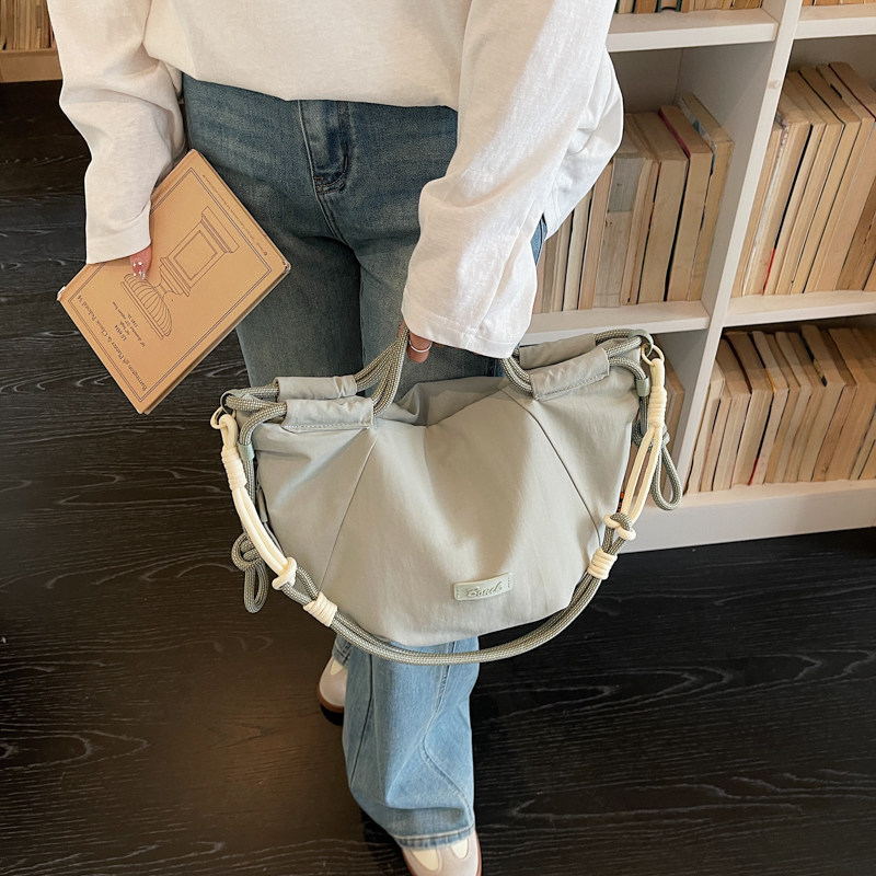 Oxford cloth bag for women, high-end, niche, lightweight, casual, sports, portable, one-shoulder crossbody bag, women's commuter dumpling bag