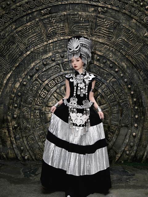 Yi costumes, high-end ethnic style travel photography, ethnic minority costumes, Miao girls' suits, performance stage photo suits